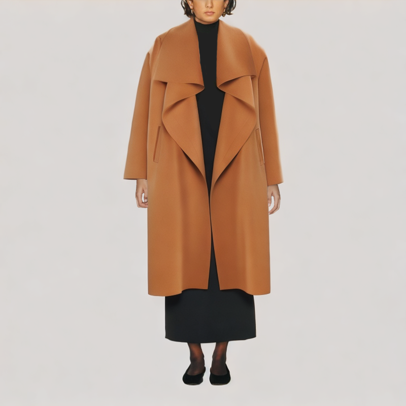 Loose-fitting overcoat with large lapel